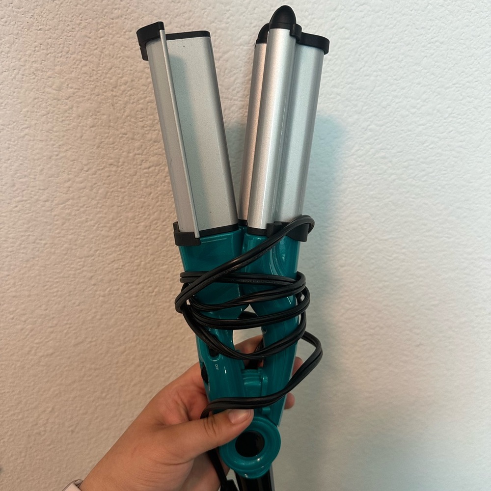 BedHead hair crimper🩵